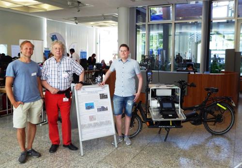 Das Team vom Labor für Umweltmesstechnik unter der Leitung von Prof. Dr. Konradin Weber (Mitte) mit Mitarbeiter Tobias Pohl (li.) und Student Christian Terasa vor dem Mess-Pedelec beim Tag der Technik.